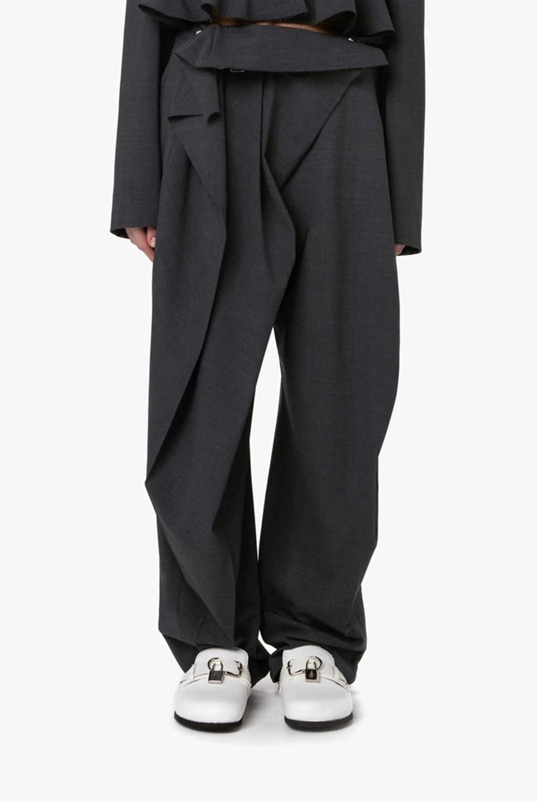 Ashore_Shop_stylish_black_two-piece_suit_with_modern_design_elements-6