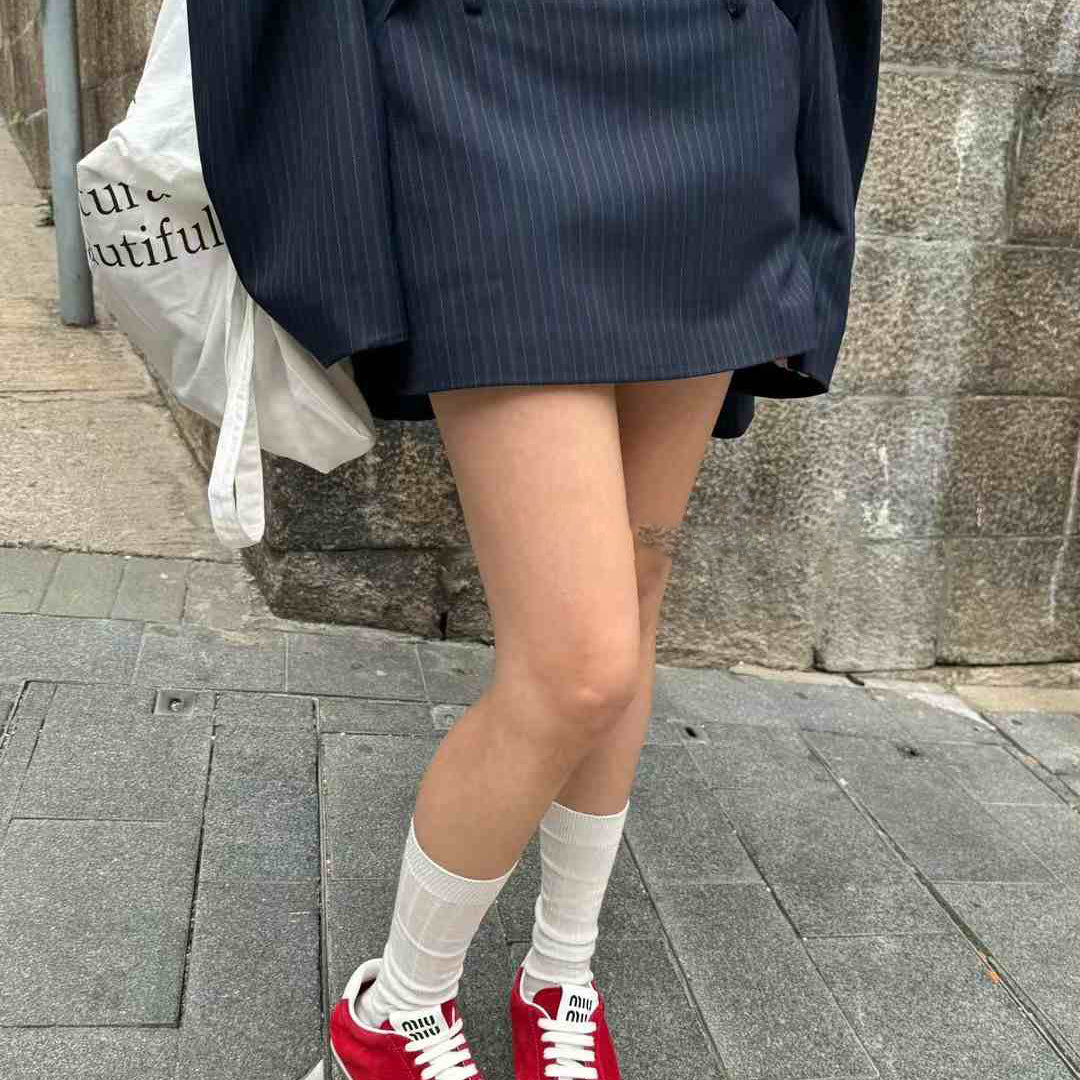 2025 Women spring new fashionable loose hot trend wider drop pad shoulder skirt sets