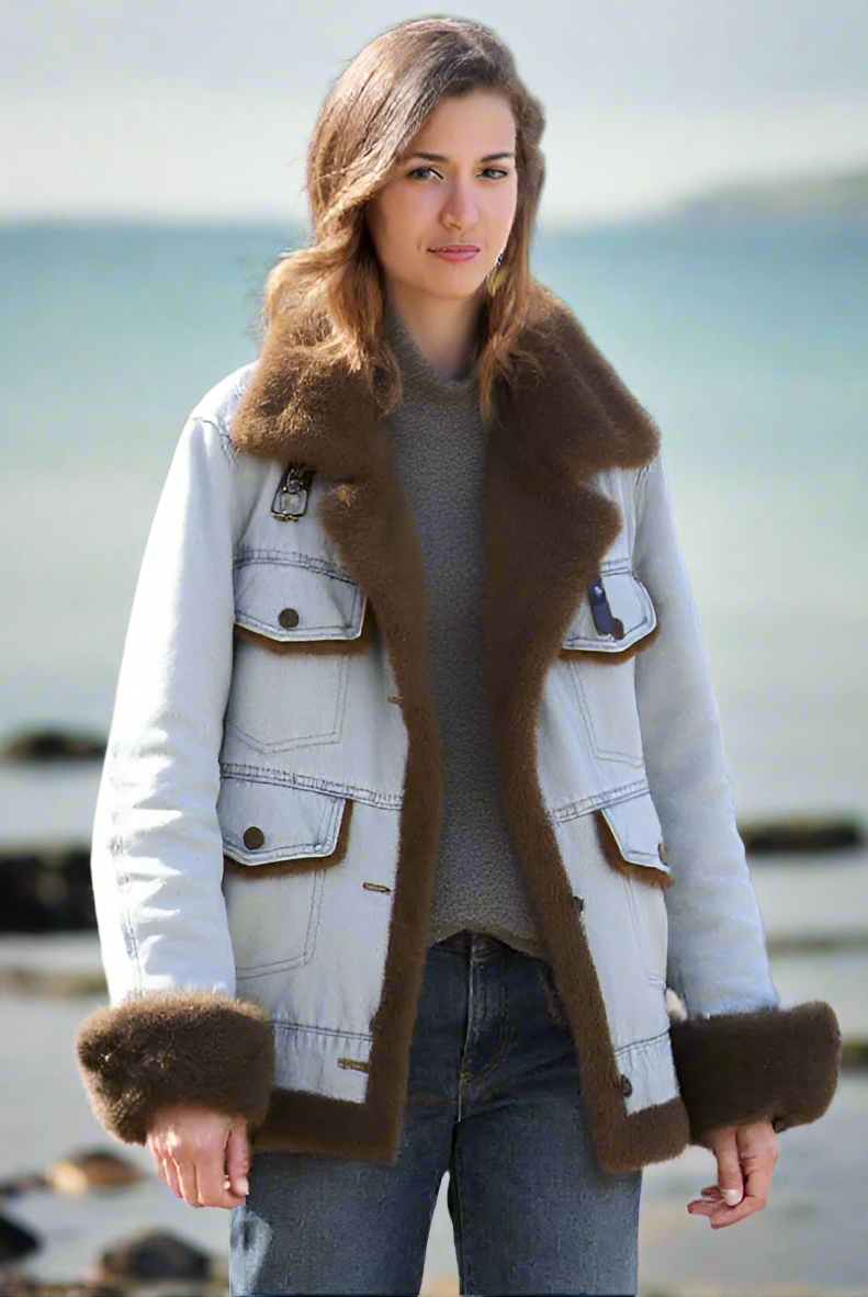 Woman_wearing_a_light-colored_jacket_with_brown_fur_trim_outdoors