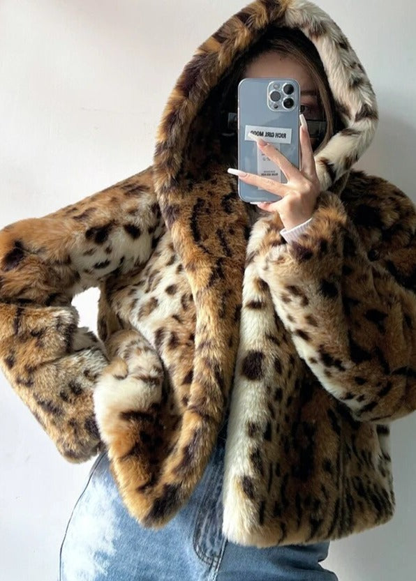 Ashore-Shop-Winter-Short-Thick-Warm-Leopard-Print-Faux-Fur-Coat-Women-with-Hood-6