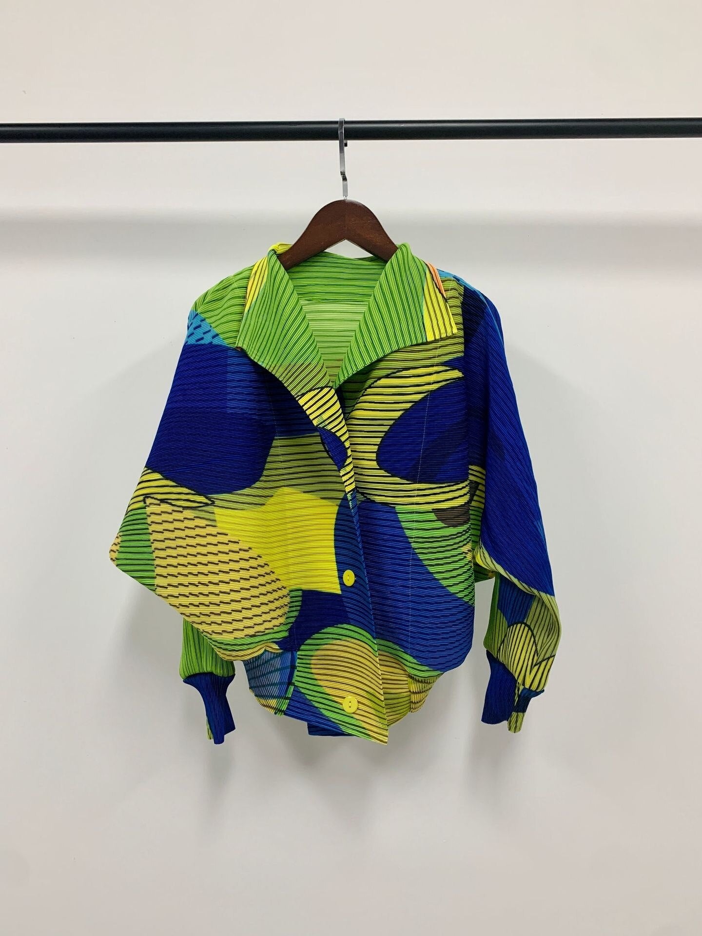 ASHORE Ripple Stretch: Print Pleated Shirts For Women  Turn-down Collar Long Sleeves Single Breasted Tops Female Vintage Clothes Spring